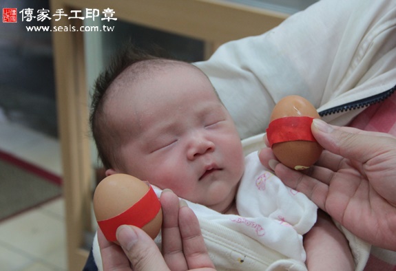 張寶寶(新北永和區嬰兒寶寶滿月剃頭理髮、免費嬰兒剃胎毛儀式吉祥話)。中國風會場，爸媽寶貝免費穿「日中韓」古裝禮服。專業拍照、DVD光碟、證書。★購買「臍帶章、肚臍章、胎毛筆刷印章」贈送：剃頭、收涎、抓周，三選一。 2015.10.31 照片3